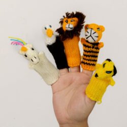 1000-knitted-finger-puppets